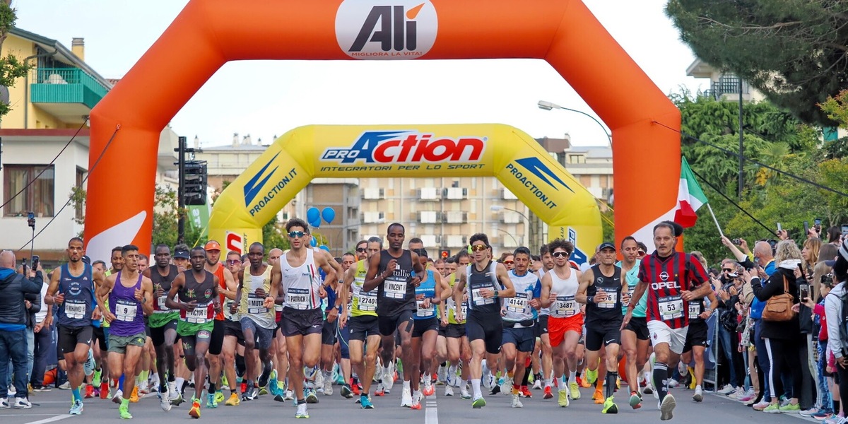 I keniani Kipkurui Mutai e Nyabochoa Nyaboke vincono la mezza maratona ‘al chiaro di luna’ di Jesolo