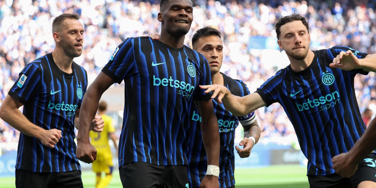 Serie A: festa scudetto dell'Inter in campo, i nerazzurri alzano la coppa