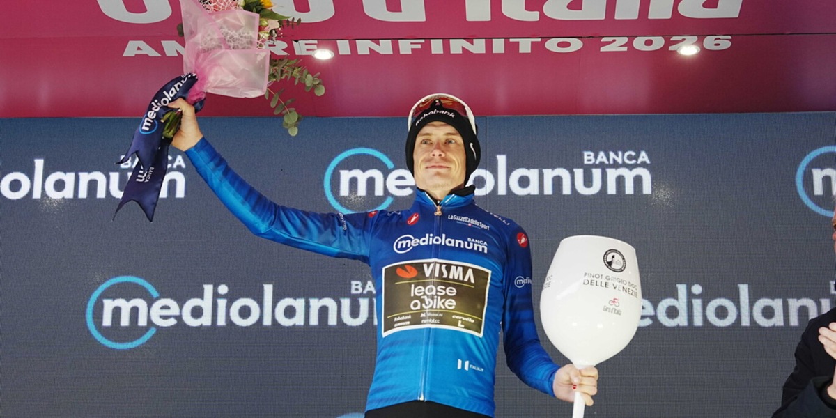 Vingegaard veste blu e vede rosa