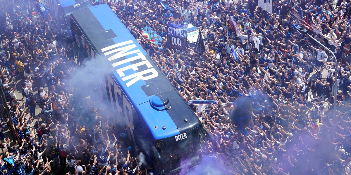 Festa Inter, pullman parte da San Siro tra due ali di folla