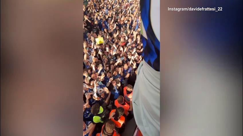 Inter, Frattesi festeggia sul pullman