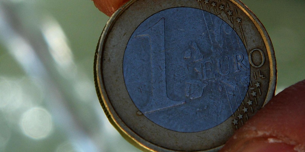 Stabile l'euro in avvio a 1,1594 dollari (-0,09%)