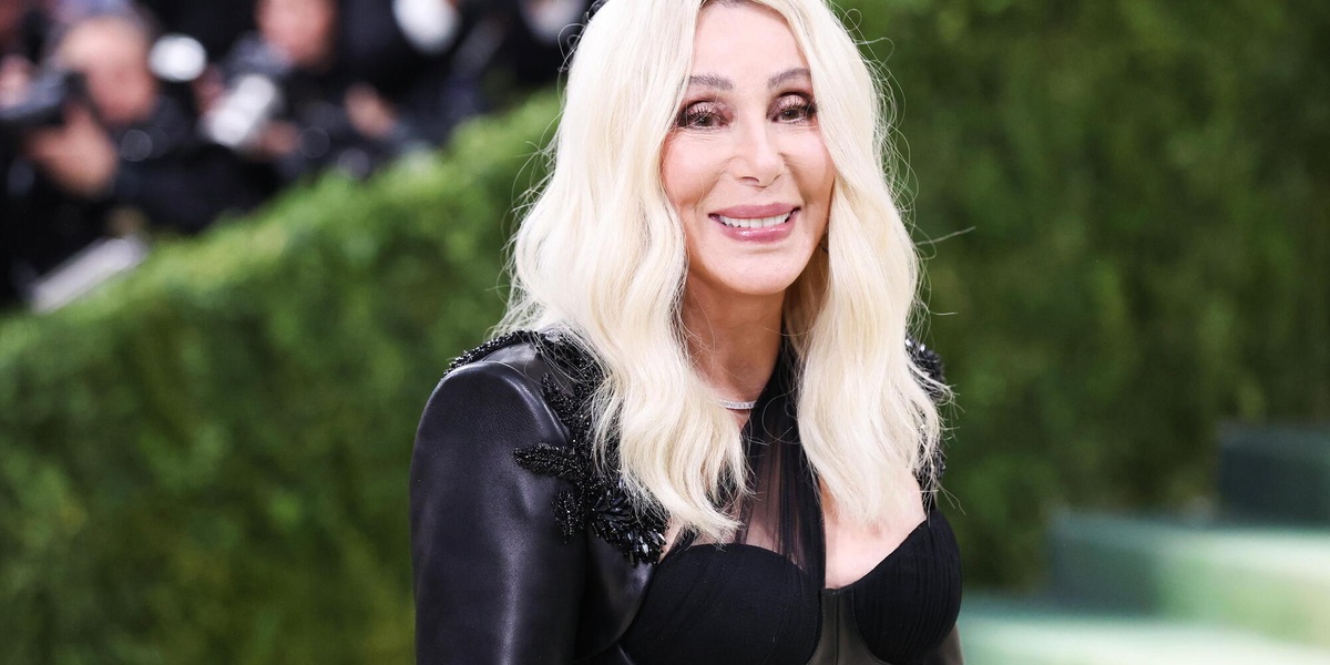 Cher ha 80 anni, le mille vite della star di Stregata dalla Luna