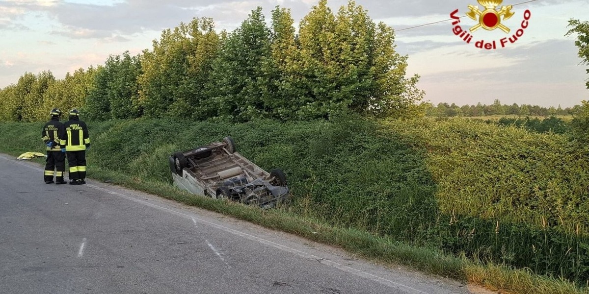 Al lavoro in due su una bici, giovani morti investiti