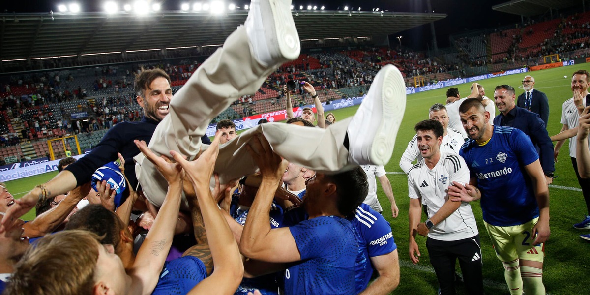 Il Como festeggia la Champions, pullman scoperti in giro per la città