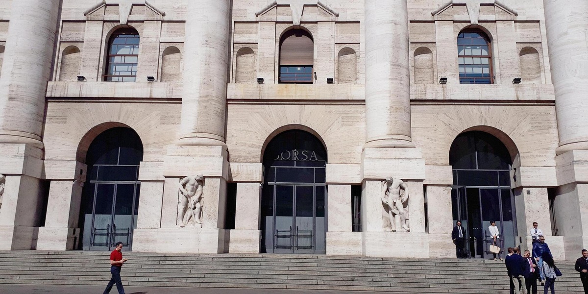Borsa: Milano apre in rialzo, +0,28%