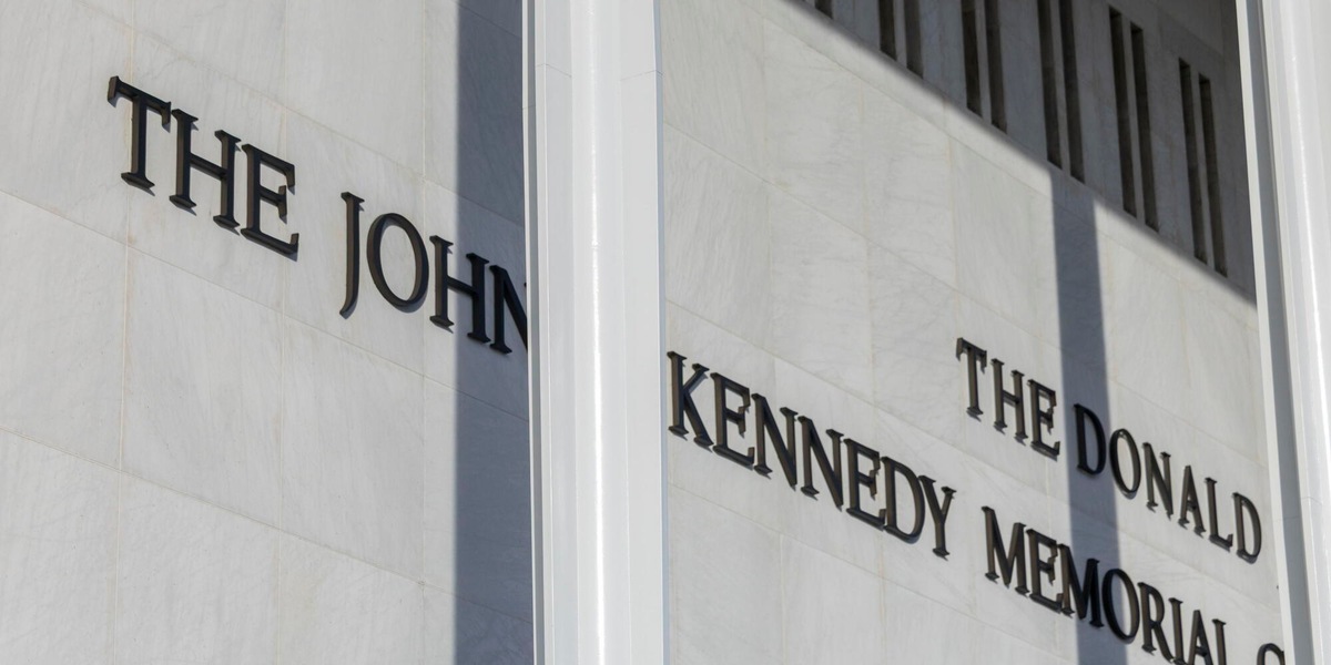 Giudice Usa, 'illegittimo il nome di Trump al Kennedy Center, va rimosso'