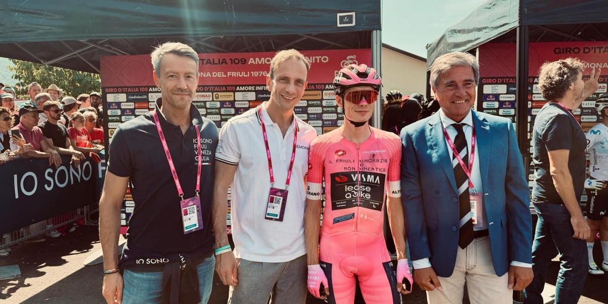 Giro: a Gemona omaggio della carovana rosa a caduti del sisma