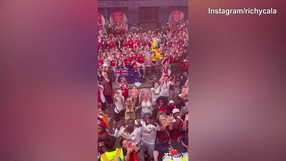 Arsenal, grande festa per la Premier vinta: Calafiori esulta con i compagni