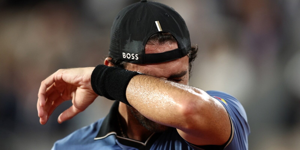 Berrettini infortunato, costretto al ritiro al Roland Garros. Arnaldi sfiderà Cobolli in semifinale