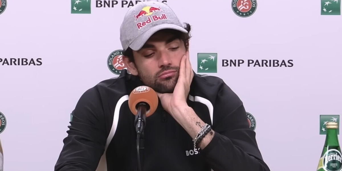 “Stanco di ritirarmi, dolore forte e non so quanto starò fermo”: Berrettini distrutto in conferenza