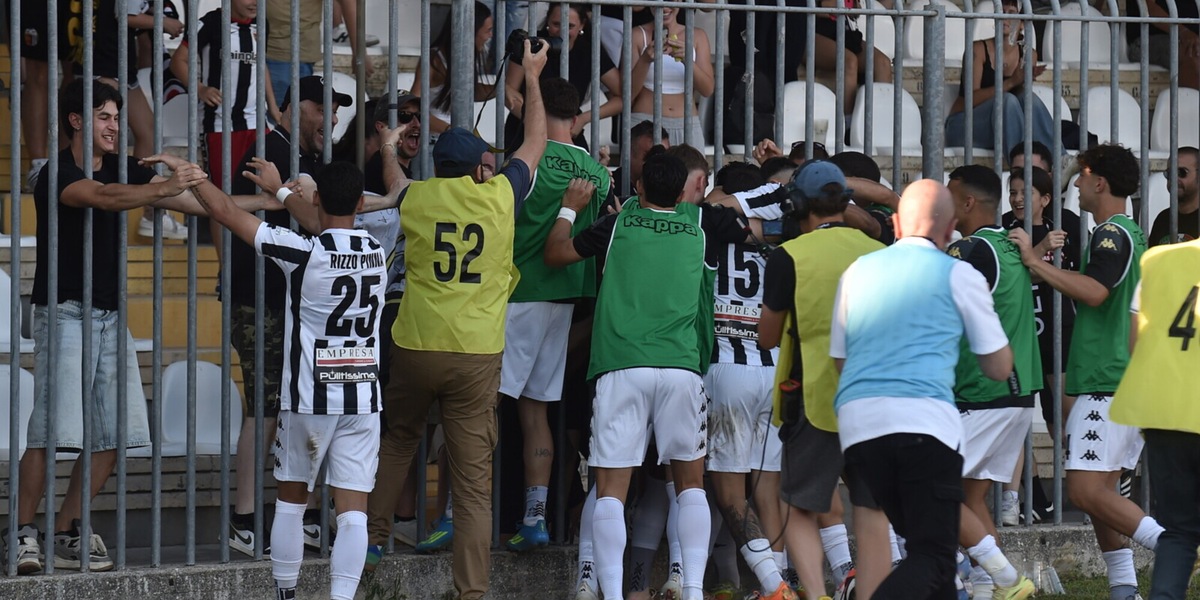L'Ascoli torna in Serie B dopo due anni: battuto il Brescia per 3-0. È festa al Del Duca