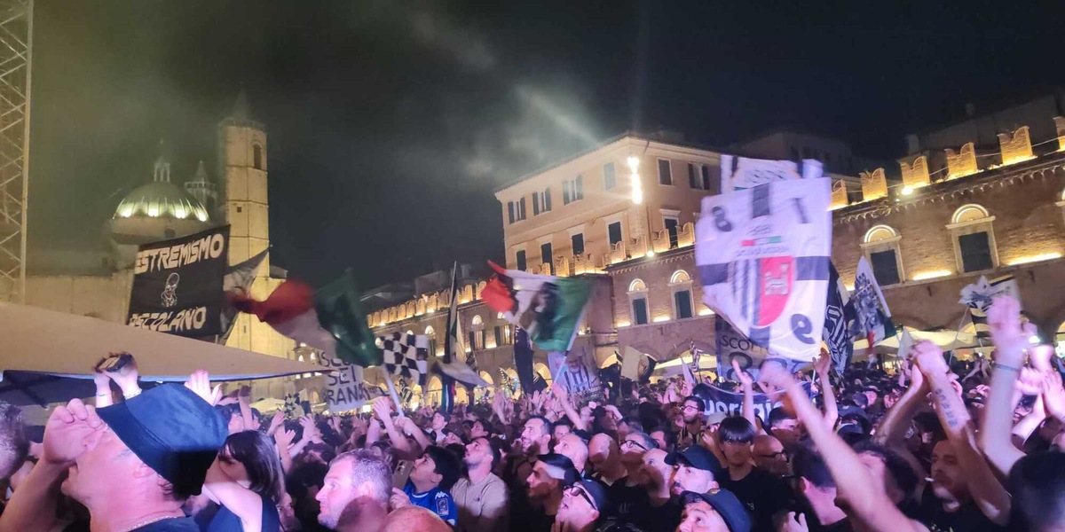 Calcio: Ascoli, 15mila in piazza nella notte per festeggiare la promozione in B