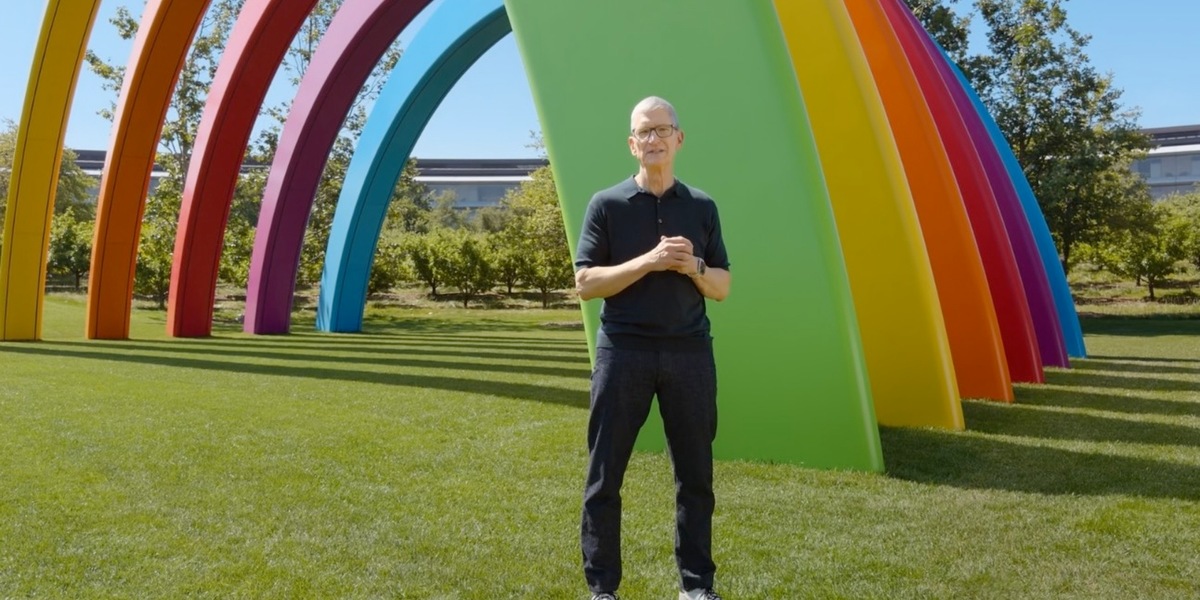 Tim Cook apre la sua ultima conferenza per sviluppatori Apple e anticipa la nuova Siri