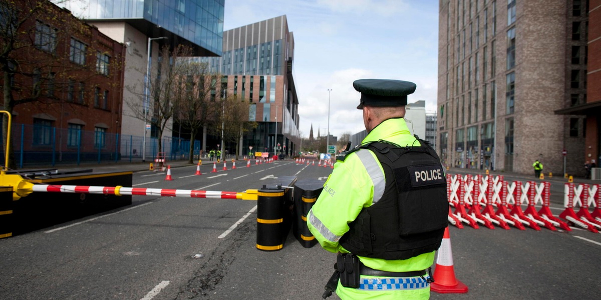 Proteste a Belfast, evacuato un edificio in fiamme