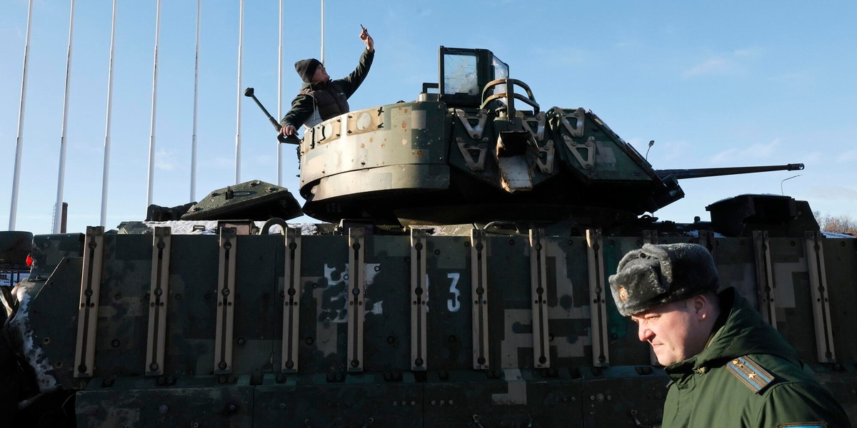 Media, 'Russia costruisce basi per 100 mila uomini ai confini Nato'