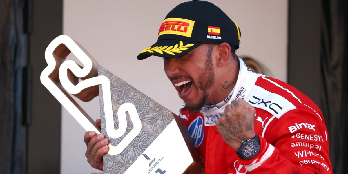 Hamilton, urlo Ferrari! Barcellona rossa, primo trionfo per Lewis: Antonelli ko, Mondiale riaperto