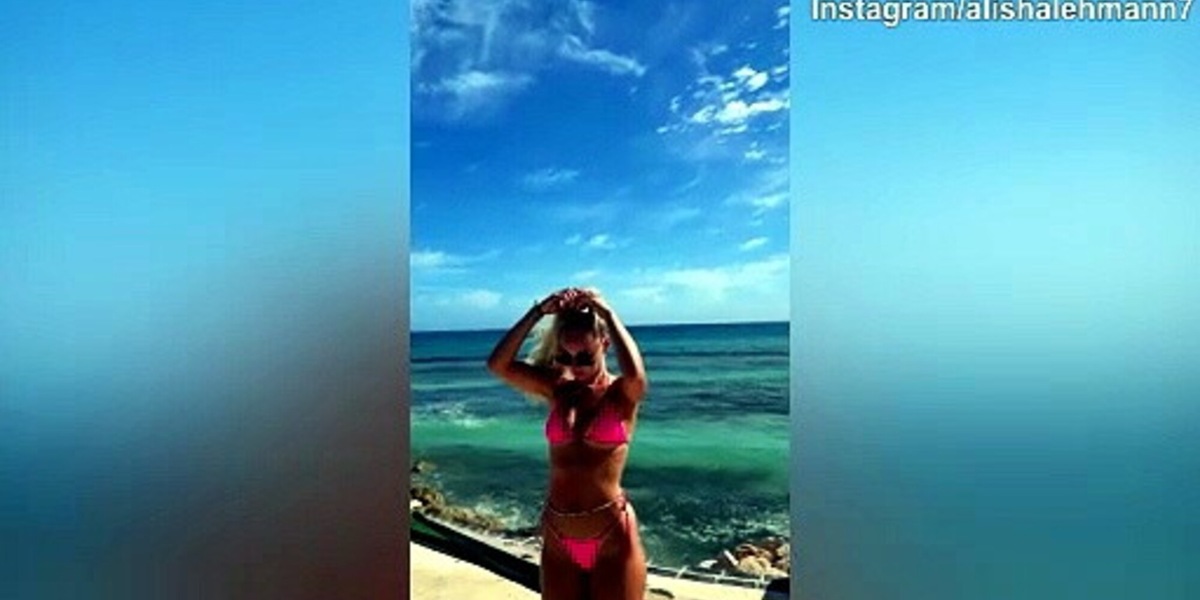 Alisha Lehmann, sexy palleggi in spiaggia: il web impazzisce