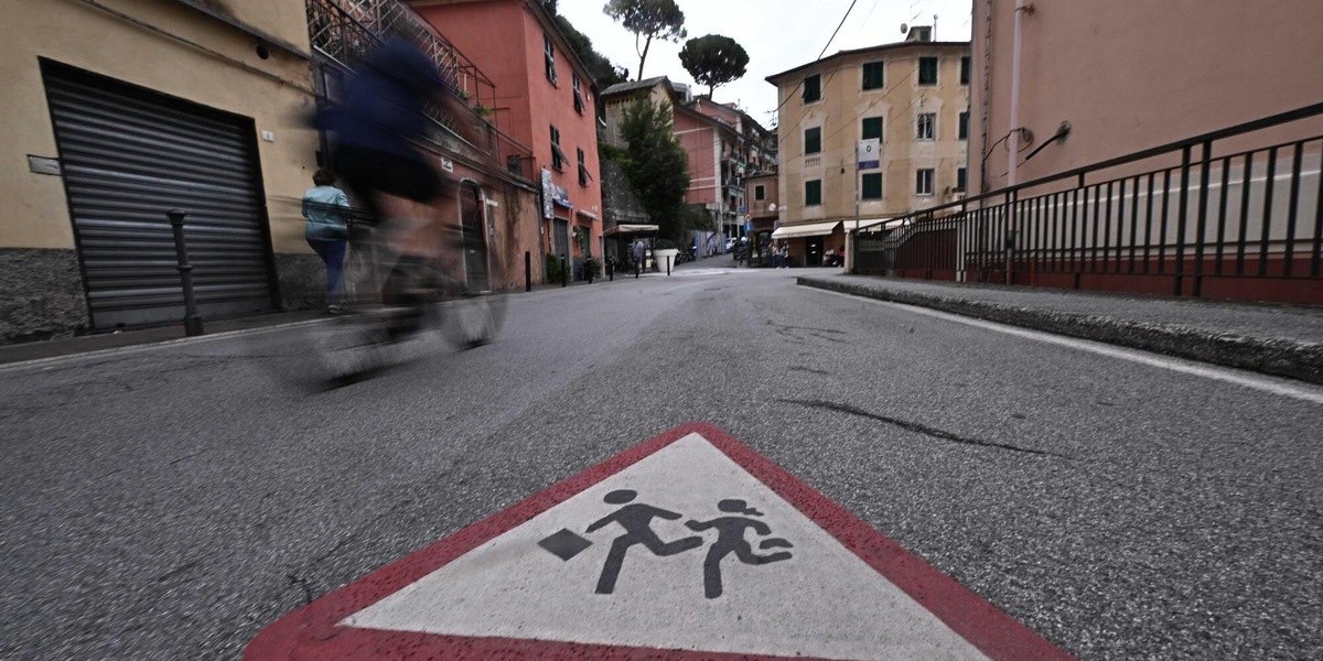 Ragazzino di 11 anni travolto da un camion dei rifiuti a Reggio Emilia, è gravissimo