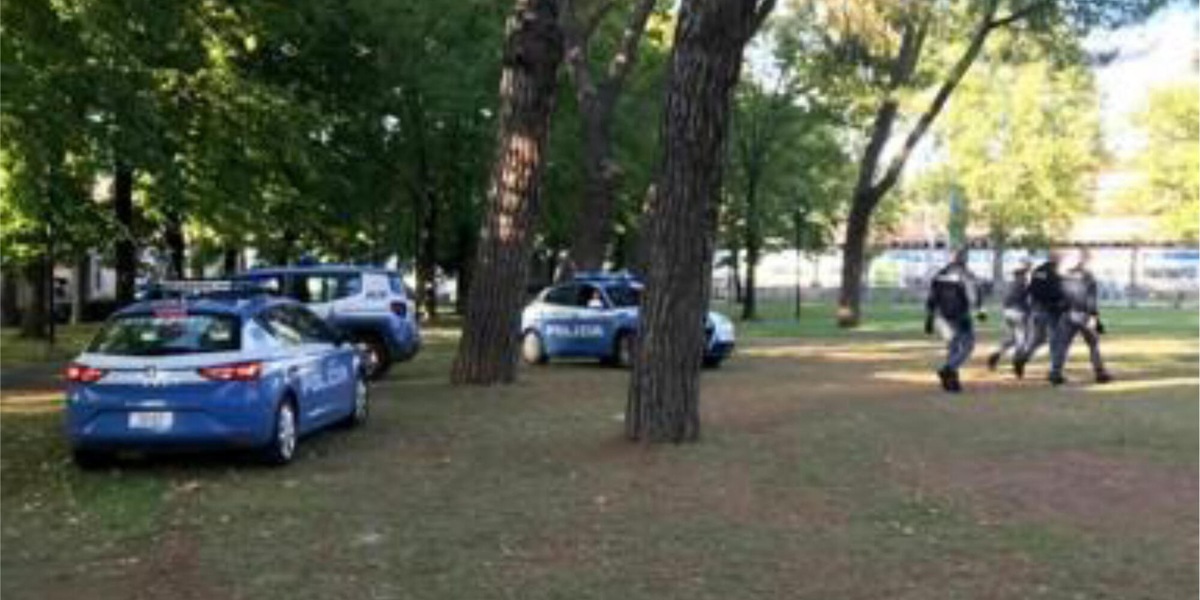 Tenta di strangolare un bimbo di tre anni al parco a Brescia, arrestato