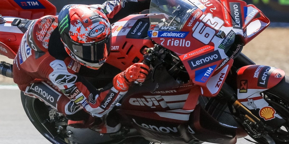 Bagnaia vince la Sprint a Brno davanti a Ogura e Marc Marquez! Di Giannantonio 4°, Bezzecchi cade
