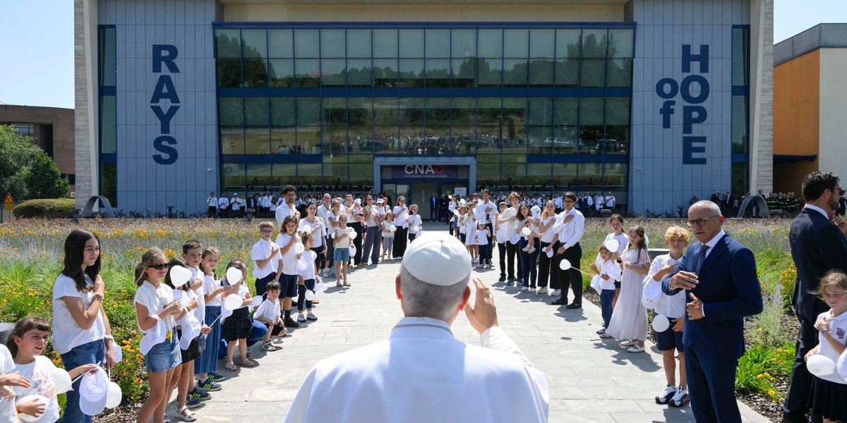 Il Papa, basta parole d'odio e bullismo, vogliamo la pace