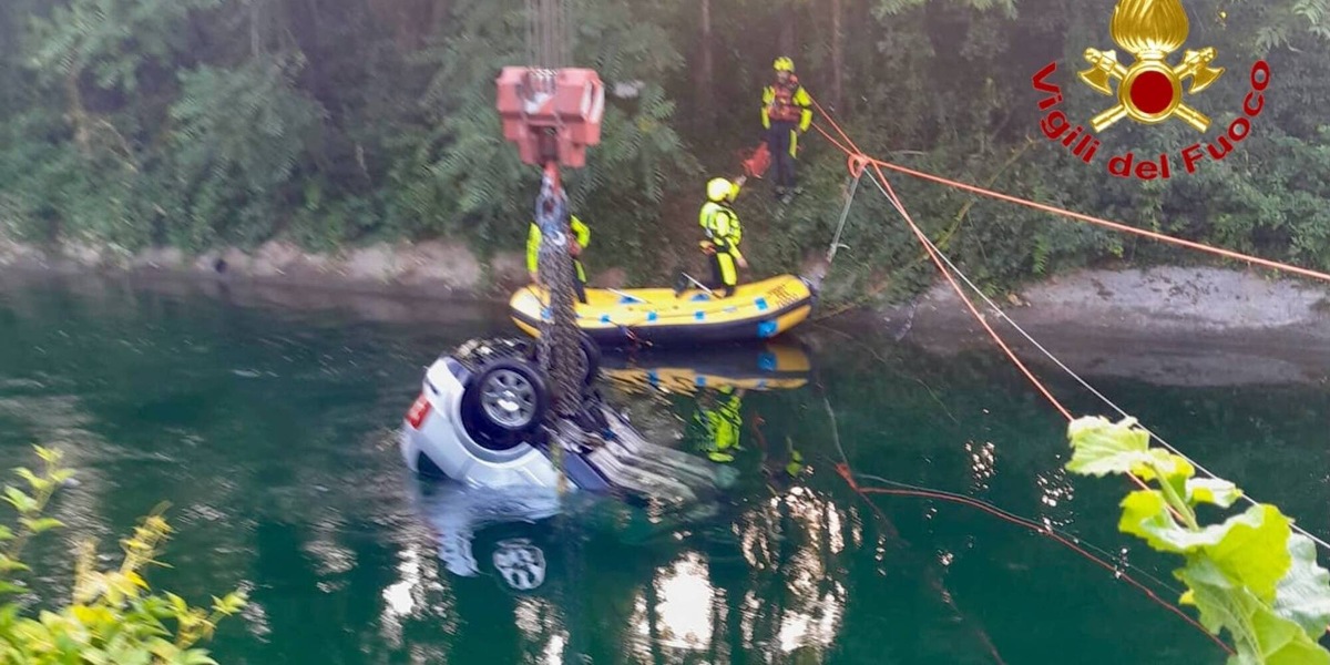 Tre 17enni morti in auto precipitata in un canale nel milanese