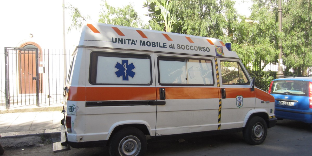 Auto travolge gruppo di ciclisti, una è morta