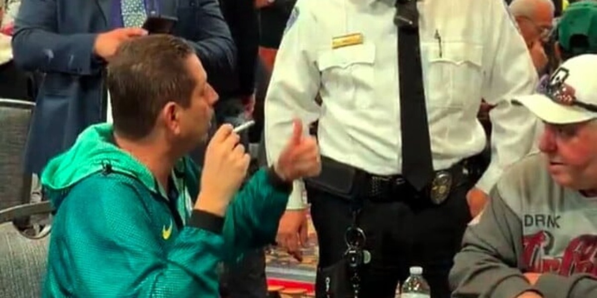 Clamoroso alle WSOP, giocatore fuma al tavolo: squalifica e maxi multa