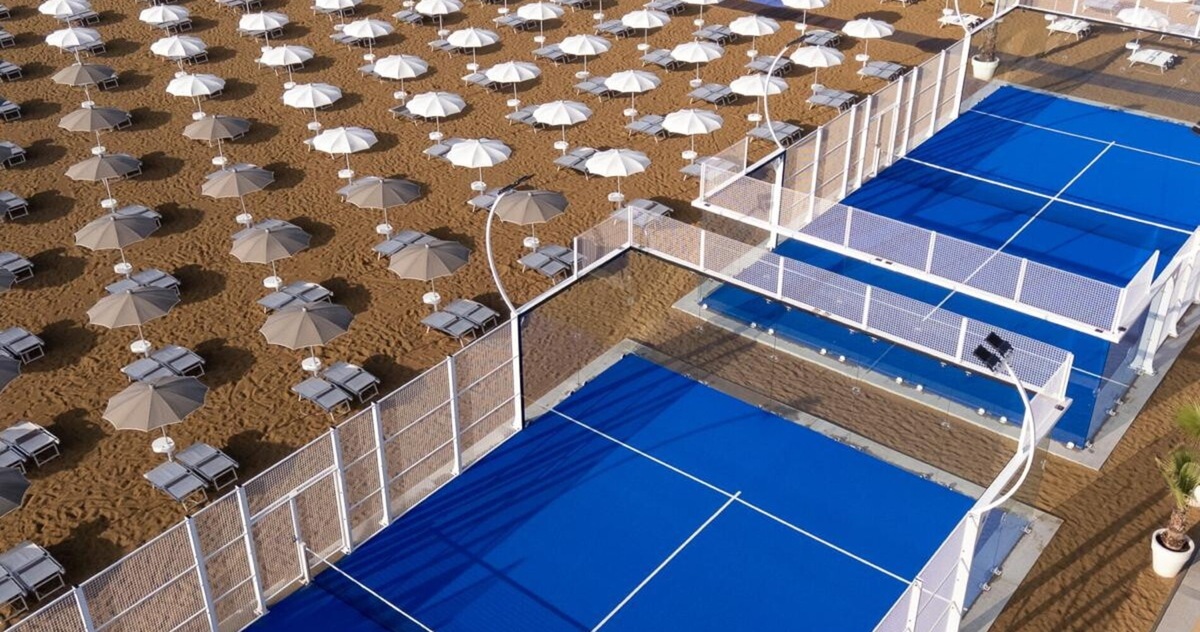 Padel, mare e spettacolo. A Jesolo la racchetta incontra la sabbia