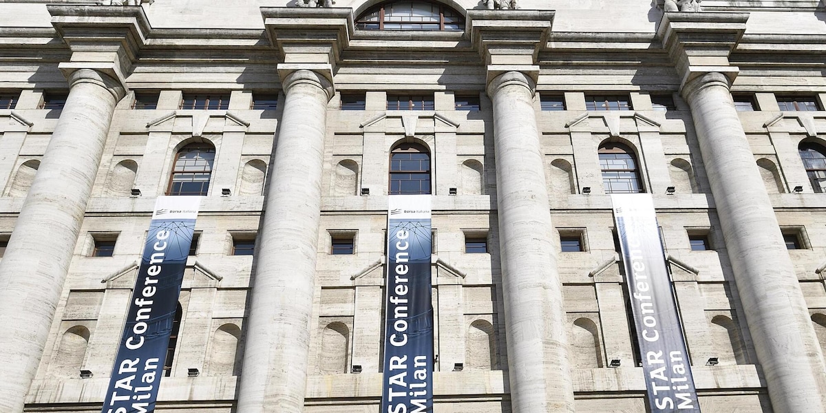 Borsa: Milano apre in calo, -0,52%