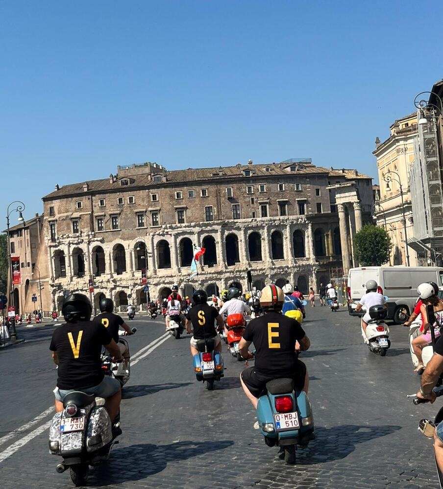A Roma sfilata di 25mila Vespa da 67 Paesi, celebrazione per gli 80 anni