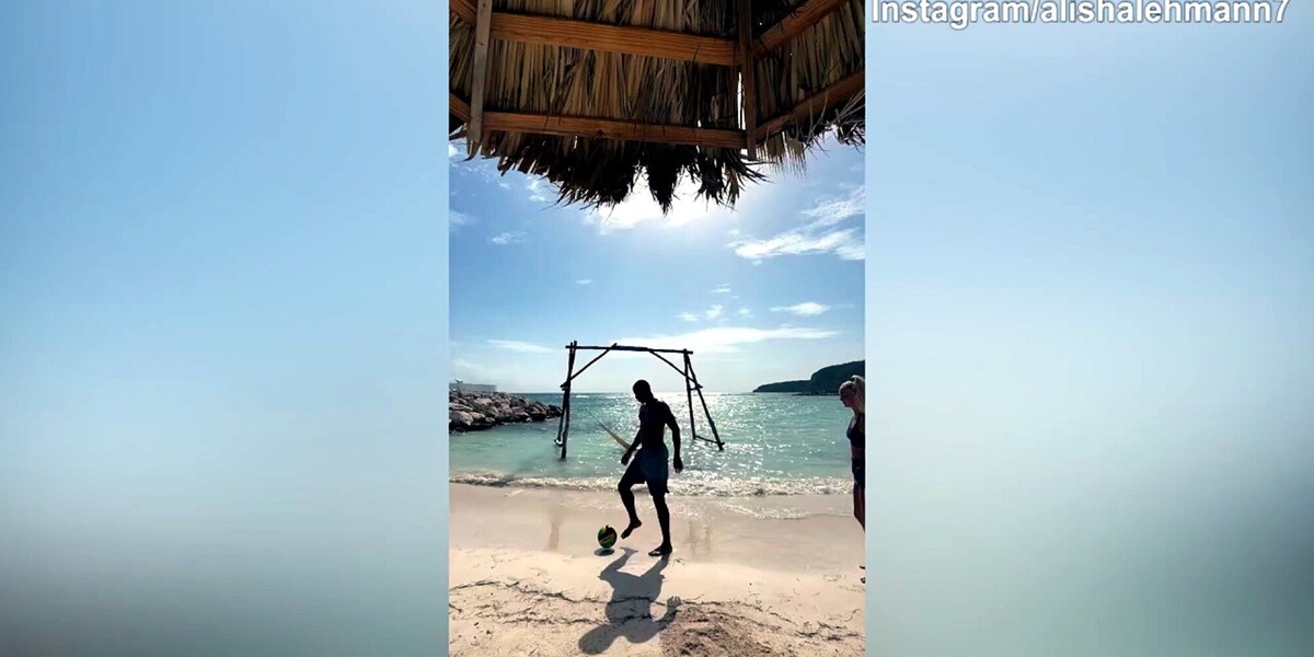 Alisha Lehmann e McKenzie, giocate di classe in spiaggia!