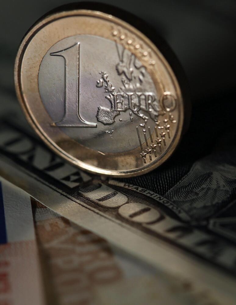 L'euro è in ribasso, a 1,1384 dollari
