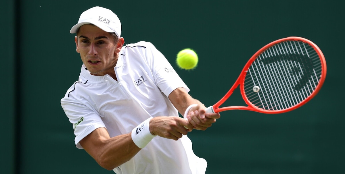 Arnaldi subito eliminato da Wimbledon: Halys vince in rimonta. Bene Sonego
