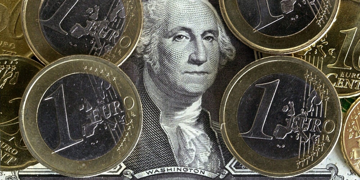 Euro in lieve rialzo a 1,1387 dollari
