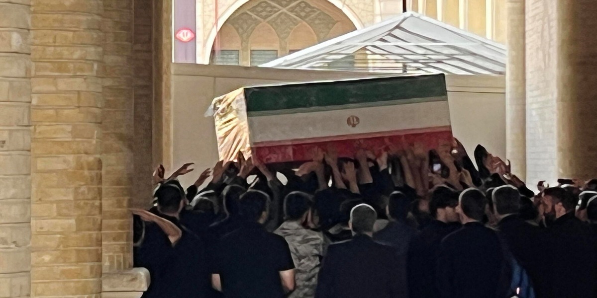 Iran, folla in lutto nel luogo dei funerali di Khamenei a Teheran