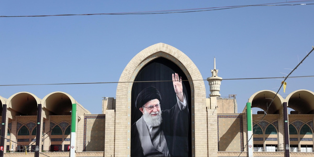 Teheran, iniziati ufficialmente i funerali di Khamenei
