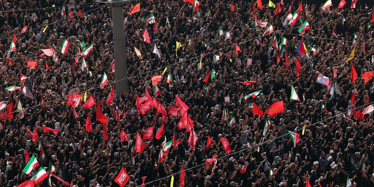 Media Iran mostrano i partecipanti al funerale di Khamenei con slogan 'uccidere Trump'