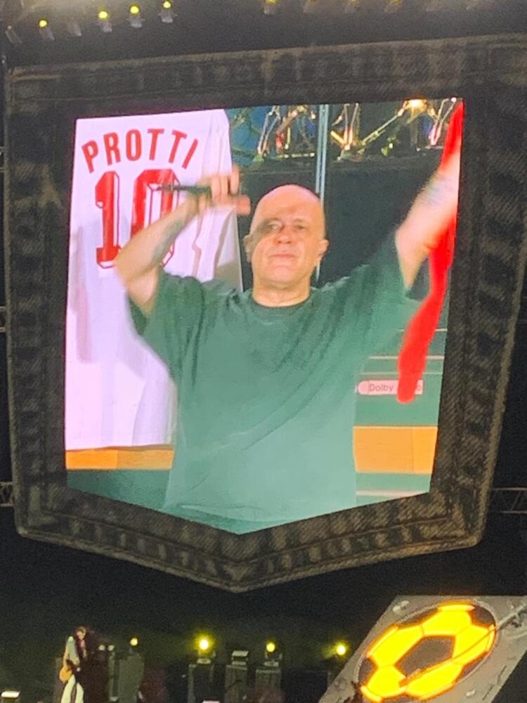 L'omaggio di Max Pezzali a Igor Protti nello stadio San Nicola