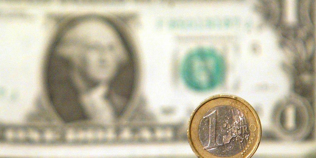 L'euro in calo, passa di mano a 1,1429 dollari