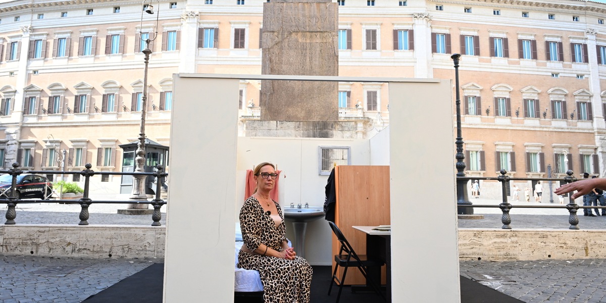 Una cella davanti a Montecitorio, il flash mob di Avs per le carceri