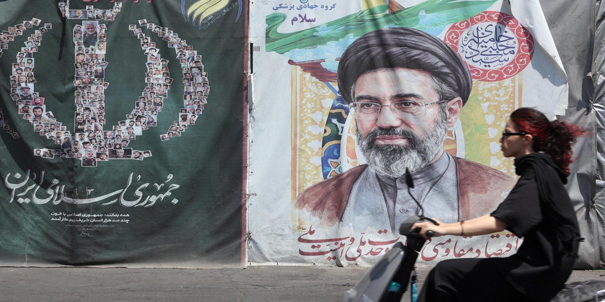 Uomo col volto oscurato ai funerali di Khamenei scatena i social, 'forse è Mojtaba'