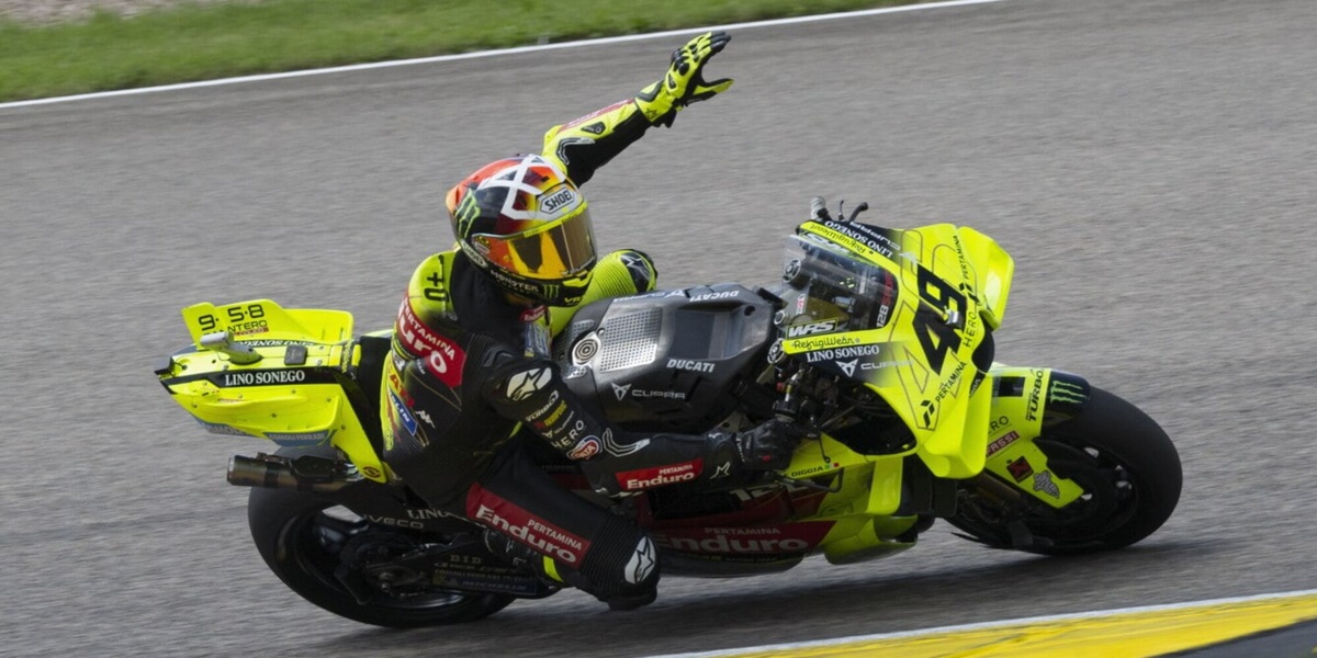 Marc Marquez show al Sachsenring: pole e record davanti ad Alex e Di Giannantonio! Cade Bezzecchi