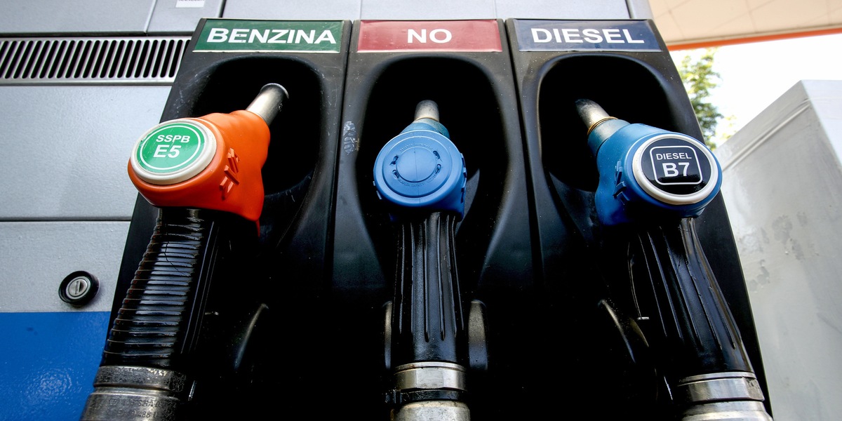 Continuano i rincari dei carburanti, benzina self a 1,877 euro, diesel a 1,985