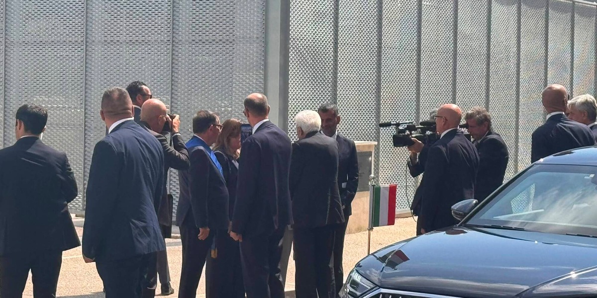 Mattarella ad Andria per decennale strage ferroviaria, applausi e strette di mano