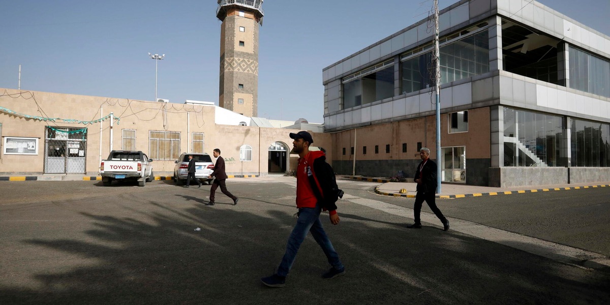 Media Yemen, Riad sta attaccando l'aeroporto internazionale di Sana'a