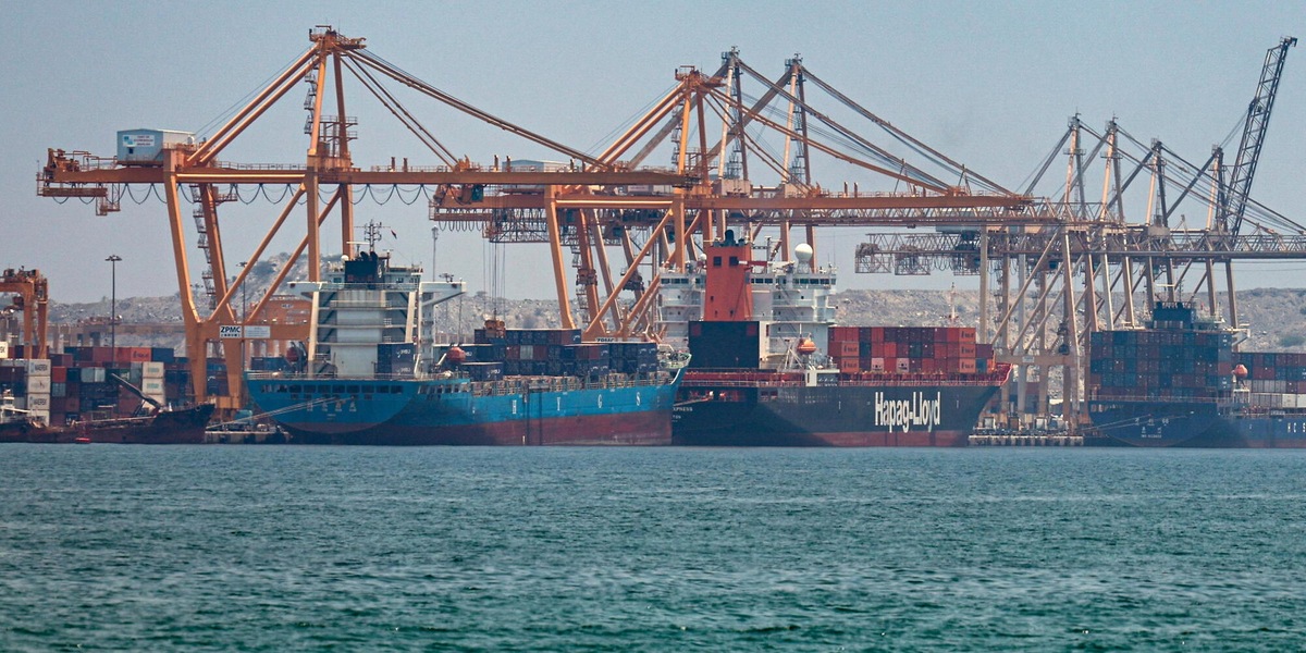Emirati: missili iraniani contro due nostre petroliere a Hormuz, un morto e 8 feriti