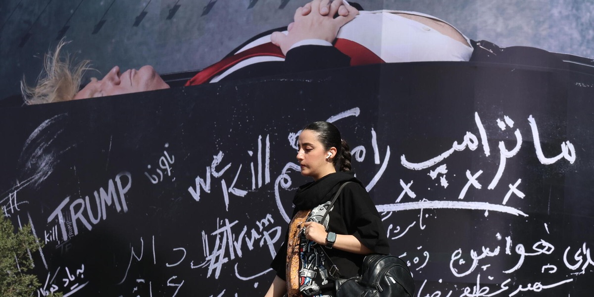 Il presidente Usa in una bara, svelato un nuovo murale a Teheran