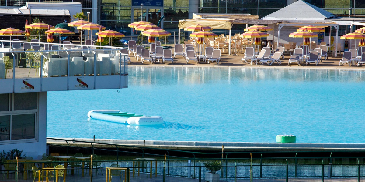Bimba 7 anni incastrata nello skimmer di una piscina